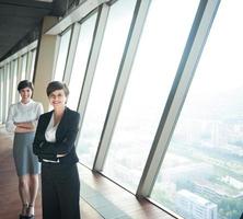 grupo de personas de negocios, mujeres como líderes de equipo foto