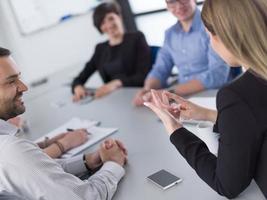 equipo de negocios en una reunión en un edificio de oficinas moderno foto