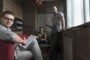 reunión de equipo y lluvia de ideas en una pequeña oficina privada foto