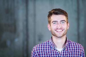 portrait of casual businessman in front of a concrete wall photo