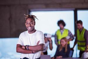 retrato de un joven hombre de negocios negro casual en un lugar de construcción foto