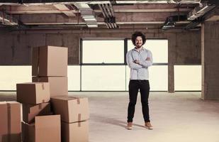 retrato, de, joven, hombre de negocios, en, sitio de construcción foto