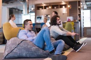 trabajadores de oficina de inicio jugando juegos de computadora foto