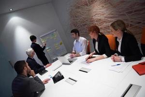 grupo de personas de negocios en reunión foto