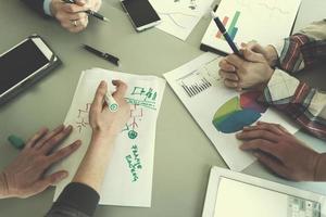 vista superior del grupo de personas de negocios lluvia de ideas sobre la reunión foto