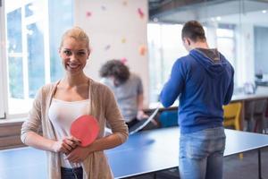 equipo de negocios de inicio jugando tenis de ping pong foto