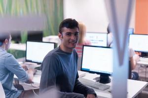 grupo de estudiantes de tecnología que trabajan en el aula de la escuela de laboratorio de computación foto