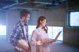 gente de negocios en grupo, arquitecto e ingeniero en el sitio de construcción foto