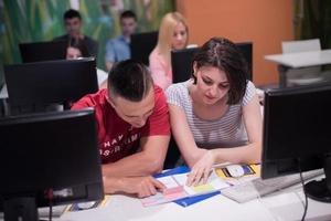 grupo de estudiantes de tecnología que trabajan en el aula de la escuela de laboratorio de computación foto