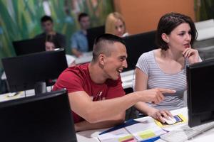 grupo de estudiantes de tecnología que trabajan en el aula de la escuela de laboratorio de computación foto