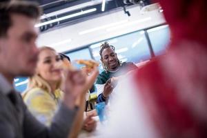 equipo de negocios multiétnico comiendo pizza foto