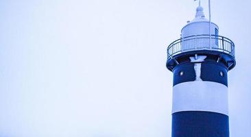 faro en dique congelado nieve témpanos de hielo glaciar hielo. foto