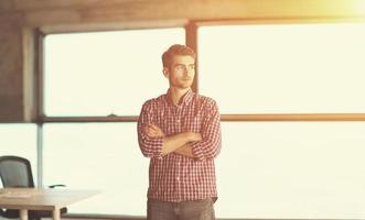 retrato de un joven empresario casual en un lugar de construcción foto