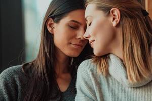 diversas amigas chicas lesbianas pareja abrazándose. elegantes y geniales mujeres de la generación z que salen enamoradas disfrutan de relaciones románticas foto