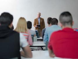 profesor con un grupo de estudiantes en el aula foto