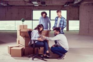 gente de negocios en grupo, arquitecto e ingeniero en el sitio de construcción foto