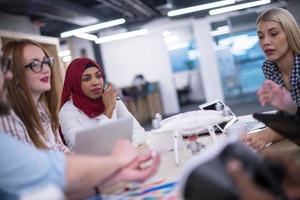 equipo de negocios multiétnico aprendiendo sobre tecnología de drones foto