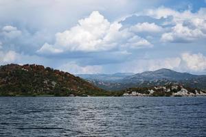 el lago skadar en montenegro foto