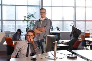 dos personas de negocios que trabajan con una computadora en la oficina foto