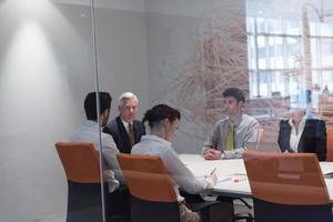 grupo de personas de negocios lluvia de ideas sobre la reunión foto