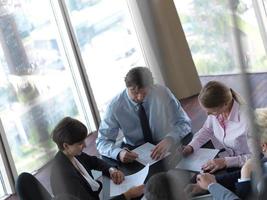 vista superior del grupo de personas de negocios en reunión foto