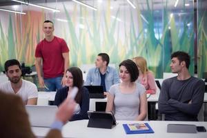 profesor con un grupo de estudiantes en el aula foto