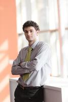 retrato, de, joven, hombre de negocios, en, oficina foto