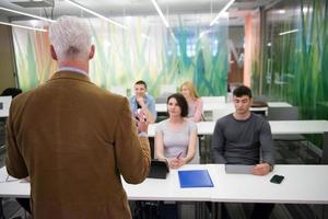 profesor con un grupo de estudiantes en el aula foto