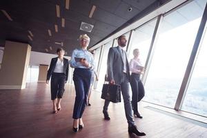 grupo de personas de negocios caminando foto