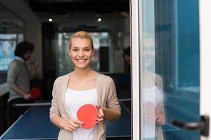 equipo de negocios de inicio jugando tenis de ping pong foto