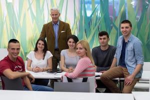 retrato de profesor con grupo de estudiantes en segundo plano. foto