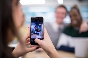 mujer de negocios usando teléfono móvil para tomar fotos