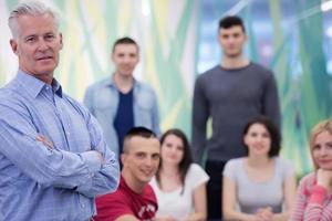 retrato de profesor con grupo de estudiantes en segundo plano. foto