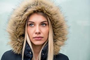 retrato, de, joven, rubio, niña, llevando, chaqueta de invierno foto