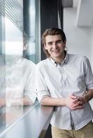 joven empresario en la oficina de inicio junto a la ventana foto