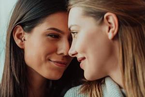 diversas amigas chicas lesbianas pareja abrazándose. elegantes y geniales mujeres de la generación z que salen enamoradas disfrutan de relaciones románticas foto