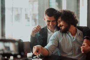 retrato de una pareja masculina romántica lgbt gay diversa multiétnica abrazándose y mostrando su amor foto