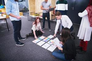 mujer de negocios pelirroja reunida con un equipo multiétnico de empresas emergentes foto