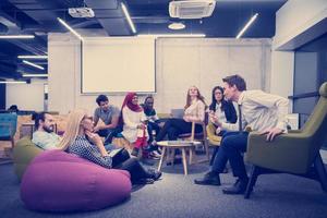 equipo de negocios de inicio multiétnico que tiene una reunión foto