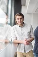 joven empresario en la oficina de inicio junto a la ventana foto