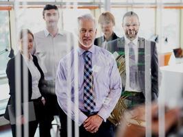 hombre de negocios senior con su equipo en la oficina foto