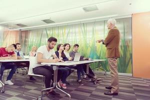 profesor con un grupo de estudiantes en el aula foto