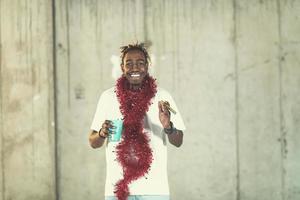 joven hombre de negocios negro celebrando la fiesta de año nuevo foto