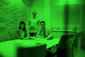 equipo de negocios en una reunión en un edificio de oficinas moderno foto