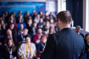 exitoso hombre de negocios dando presentaciones en la sala de conferencias foto