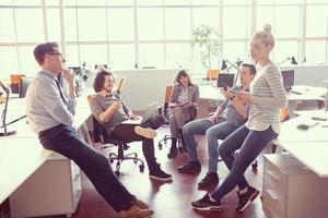 joven equipo de negocios en una reunión en un edificio de oficinas moderno foto