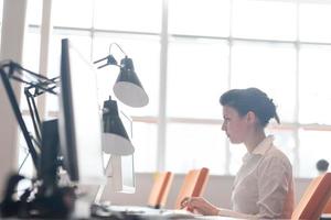 mujer de negocios que trabaja en la computadora en la oficina foto