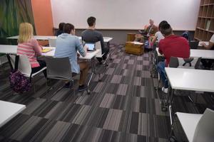 profesor con un grupo de estudiantes en el aula foto