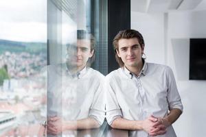 joven empresario en la oficina de inicio junto a la ventana foto