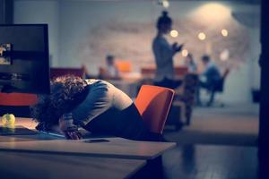 hombre de negocios descansando en el escritorio foto